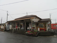 文化財に登録されている駅舎の全貌はこんな感じです。
右にコーヒースタンド（usikuni cafe）が入ってます。