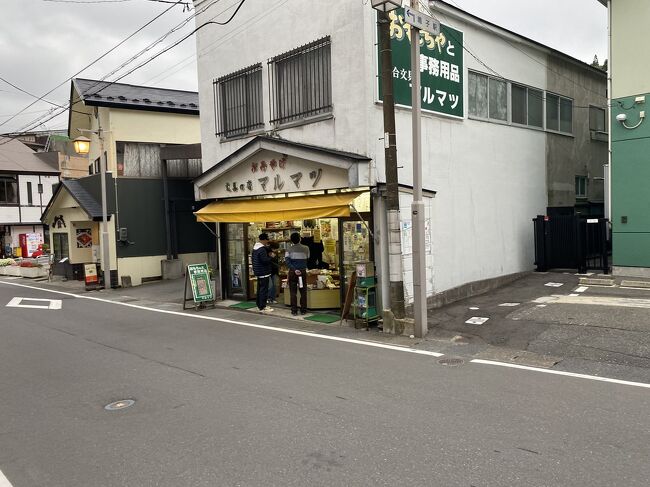 送迎バスで古い商店街を約５分。