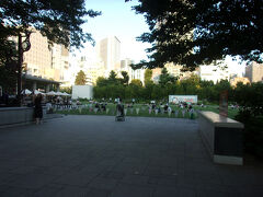 池袋駅で下車して、東口から東にのびるグリーン大通りの南側に行くと、近代的になった南池袋公園がある。広い芝生や飲食店舗がある。