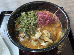サザエの入った下田カレーうどん1,450円。けっこうドロッとしたカレー感が強いおつゆだった。