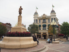 「マクダックス・デパートメントストア」でグッズを見みます