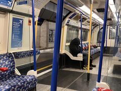 まずはピカデリーサーカスを目指します
エリザベスラインで行くと思っていたら、主人が乗り換えなしで行けるからと地下鉄ピカデリー線で向かいました
最初は地上を走りイギリスの住宅などを見て感激していましたが、途中から駅での停車時間がやたら長くなり駅で停まる度にお客さんも降りていって何かあったのだろうと思いましたが、車内アナウンスが小さく聞き取れず、結局私達も2駅前のハイドパークコーナーで降りることにしました
ちょうどバスが来てピカデリーに行くみたいだったのでロンドンバスに乗りピカデリーサーカスへ
地下鉄に乗ってから2時間以上もかかってしまいました
