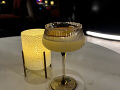 梅酒や柚子を使ったり、グラスの縁の塩に七味を混ぜたり、ひねりが効いたカクテルでした。

あともう一杯飲んだあたりから記憶が怪しいのですが、しっかり翌朝のインルームの朝食を予約してから部屋に戻って爆睡しました。