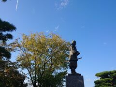 堂々と立っているこちらの像は、「徳川家康公銅像」。