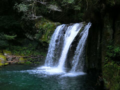 初景滝は3本に別れているような滝で迫力があった。