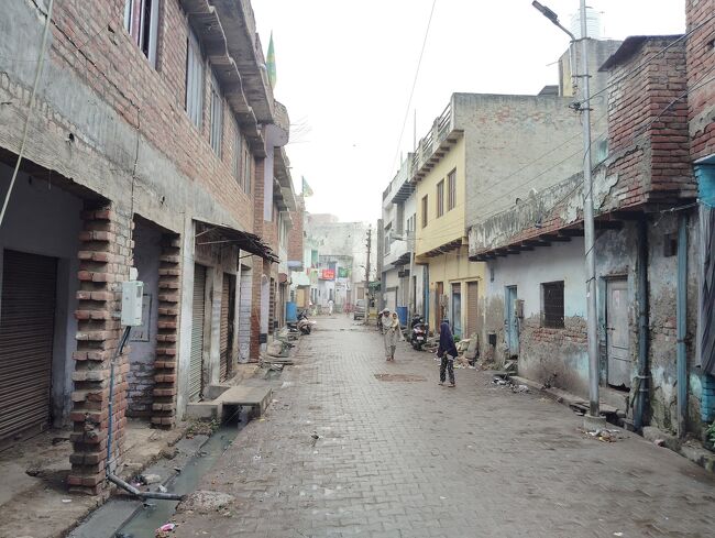 何度も方向がずれないように、インド人に道を尋ねる。皆さん親切。