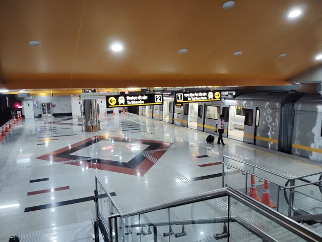 この駅もガラガラ。