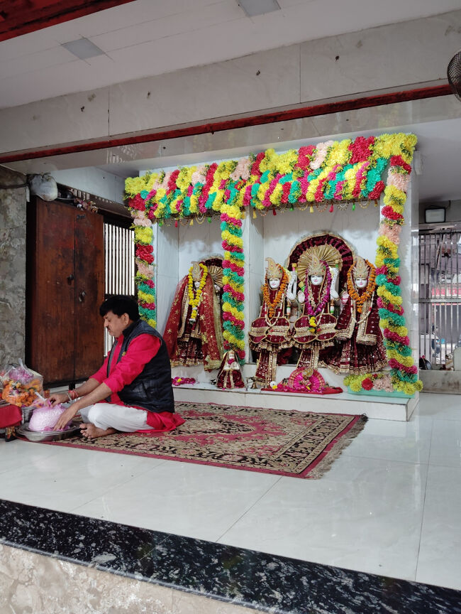 駅を出て街角で。