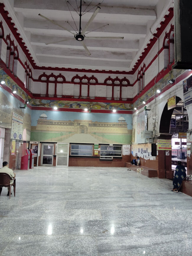 アグラフォート駅はアグラカント駅よりこじんまり。