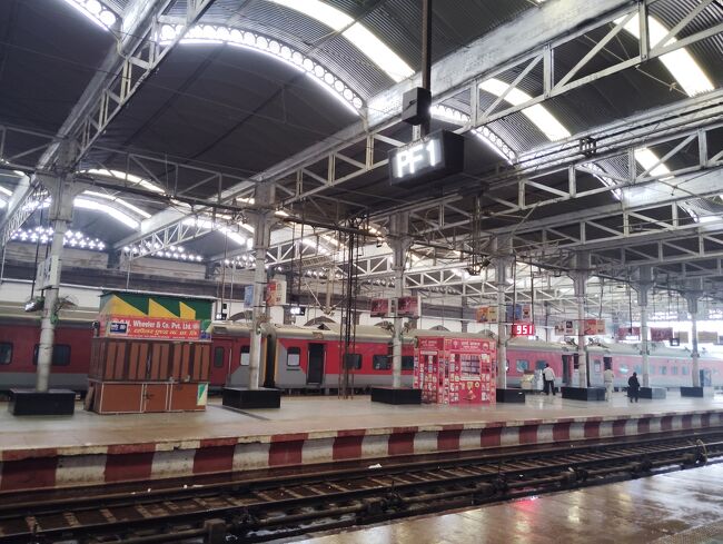 列車も乗客も少ない。