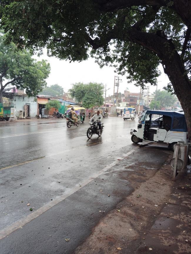 小雨、駅でオートリクシャのオヤジと交渉。