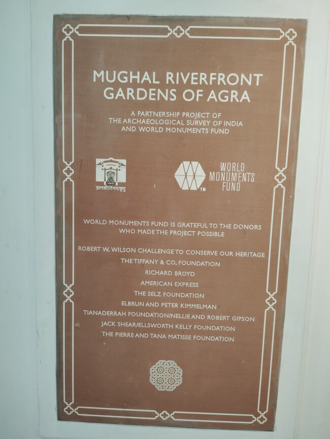 イティマド・ウッダウラ廟は叙情詩的な「大理石の宝石箱」と形容されている。