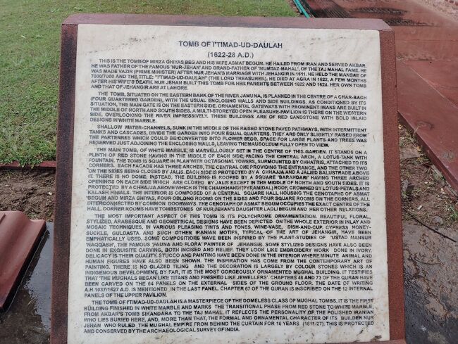 説明板。廟はムガル帝国時代建築物でタージ・マハルの先駆けとなった重要建造物と記されている。﻿