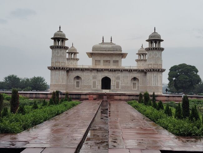 タージマハルと違って閑散で観光客はほとんどいない。<br />