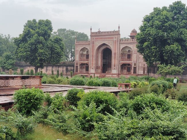 イティマード・ウッダウラー廟（Tomb of I'timād-ud-Daulah）の門の一つ。