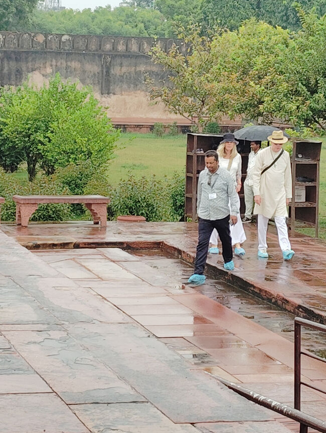 ここでも靴カバー。ただし雨でのカバーは泥はねに。ズボンが汚れた。