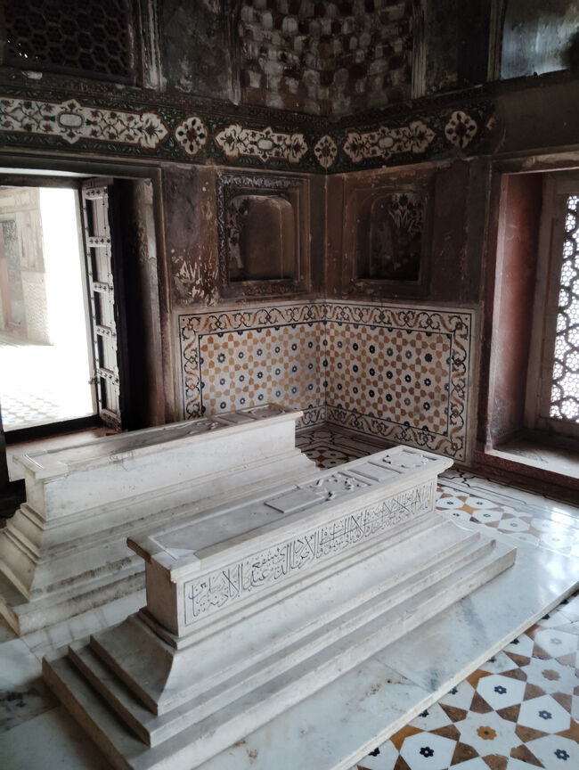 精巧な装飾の壁面、大理石の墓石。