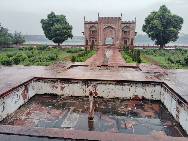 水路に囲まれた左右対称の配置が特徴。 