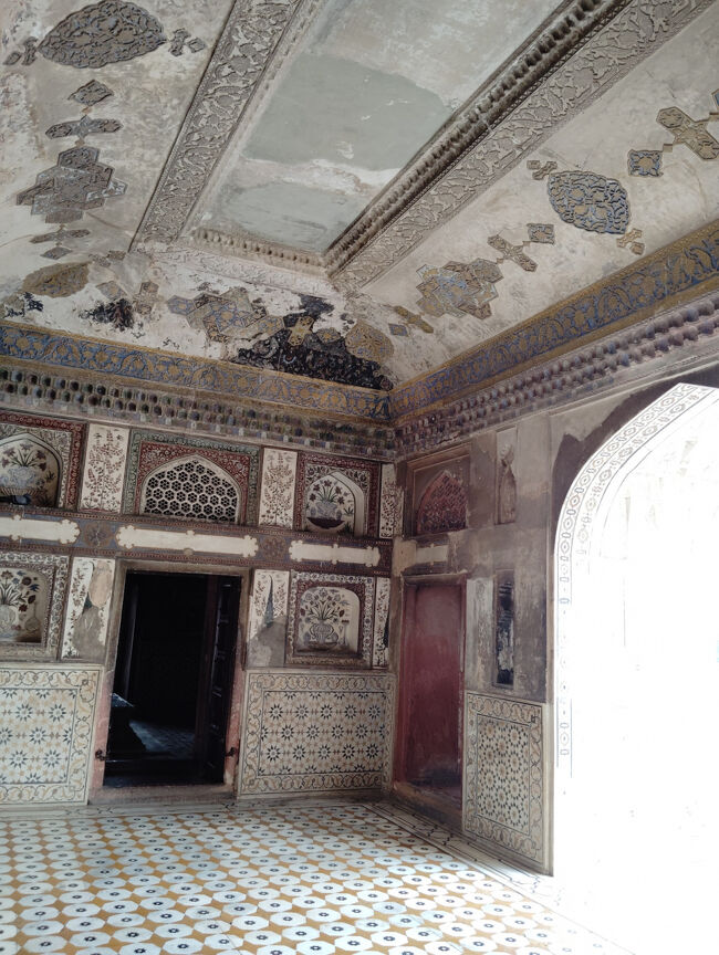 天井や壁の装飾は精巧な植物や幾何学模様のオーナメント。﻿