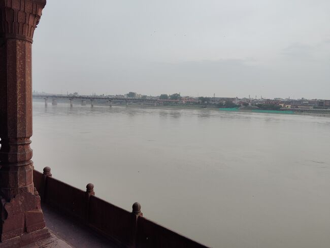 ヤムナー川左岸に位置。