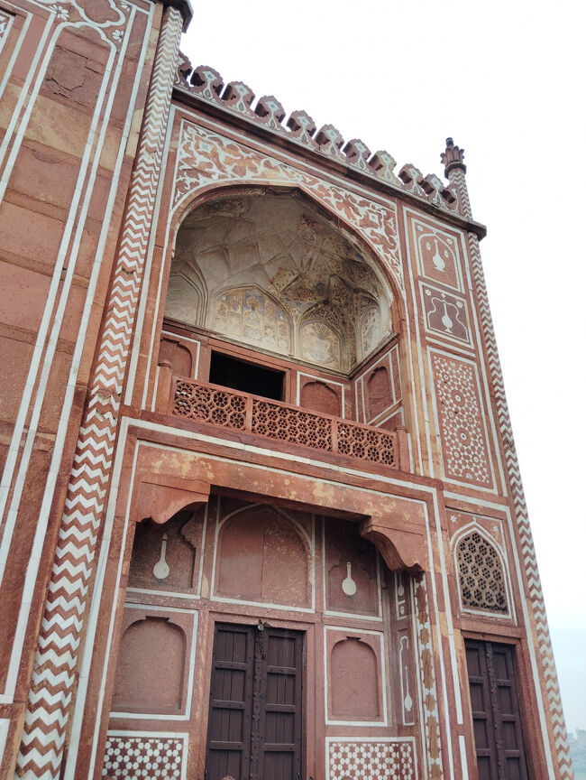 1622年から1626年、ジャハーンギールの有名な妃である娘ヌール・ジャハーンが建立。<br /><br /><br />