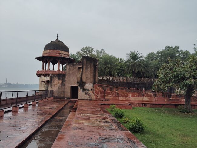 ヤムナー川の右岸、川沿いのテラスと建物。<br />