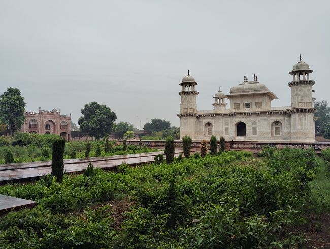 中央のドームと4つのミナレット（尖塔）で構成。<br />