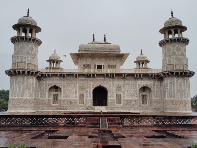 建築様式で他のムガル帝国の建造物とは大きく異なる。