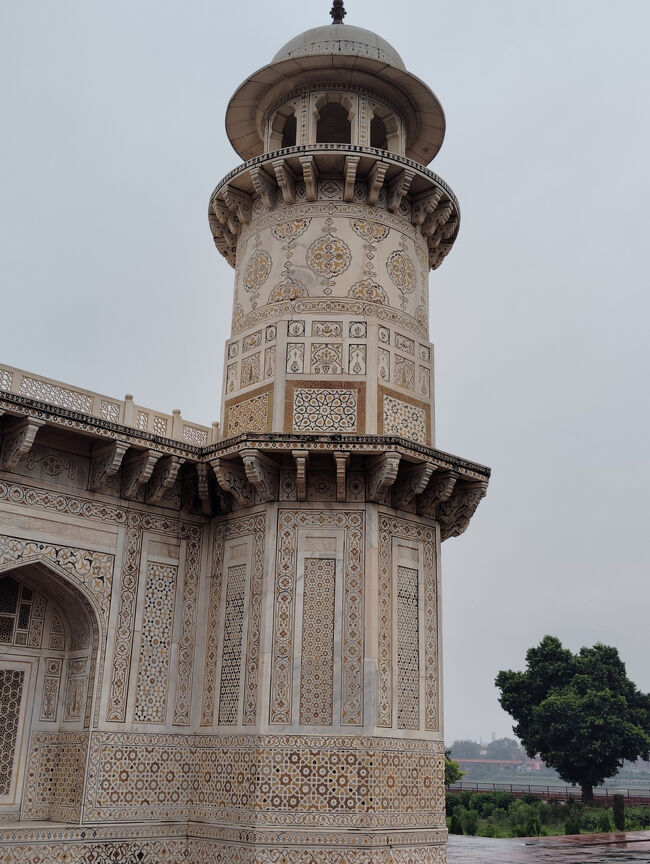 八角形の塔: 各角に八角形の塔（ミナレット）配置。約13メートル（43フィート）。<br />白い大理石: ムガル帝国時代、赤い砂岩から白い大理石への移行期を示す最初の建築物の一つ。
