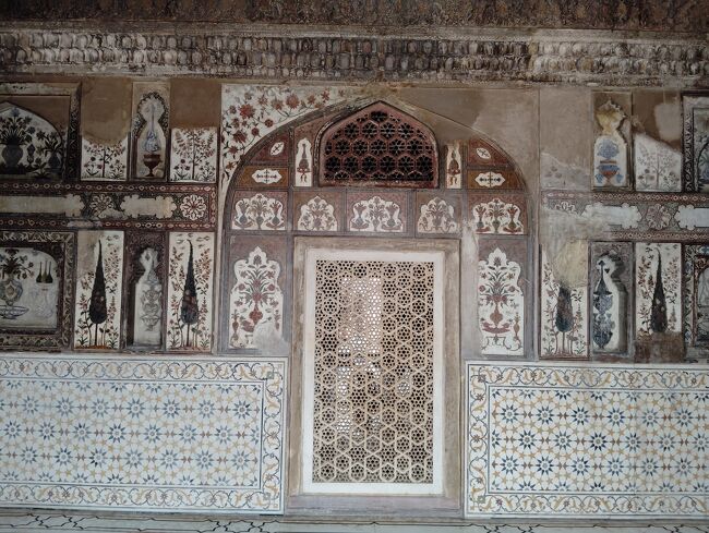 中央の格子状窓はジャーリー（Jali）、通風と採光の役割を果たす。