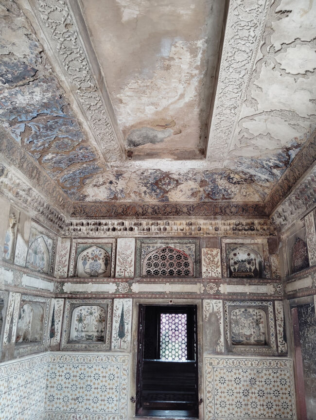 精緻な装飾の壁面や開口部、経年劣化天井一部。<br /><br />