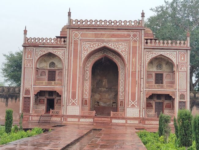 中央以外は赤砂岩建築。