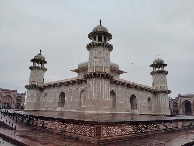 イティマド・ウッダウラ廟、中央は白。