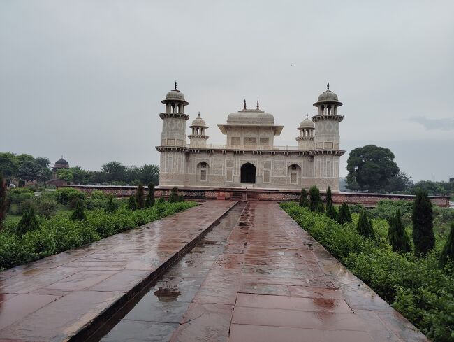ムガル帝国「財務長官」イティマド・ウッダウラの小規模な優美な庭園墓。<br />