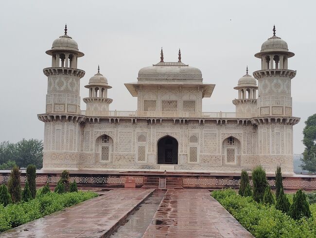 タージ・マハルほど大きくはないが美しい。