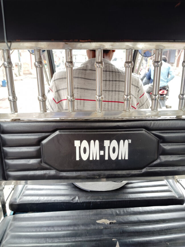 オートリクシャで駅近くのモスクへ。