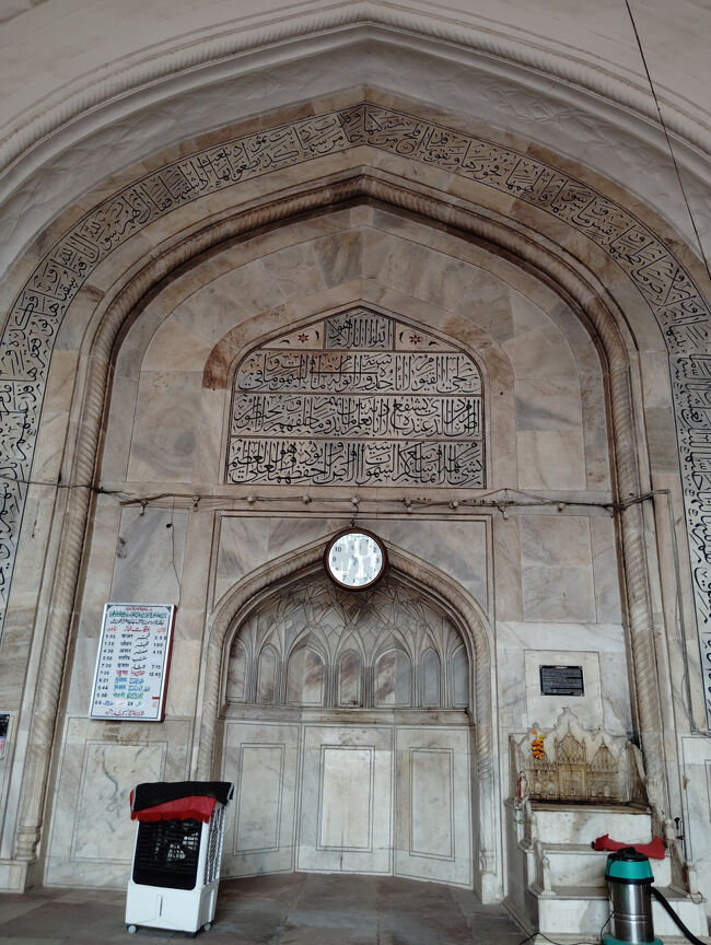 ムガル帝国第5代皇帝シャー・ジャハーンが、1648年に娘のジャハーナーラー・ベーグムをたたえて建設。<br />