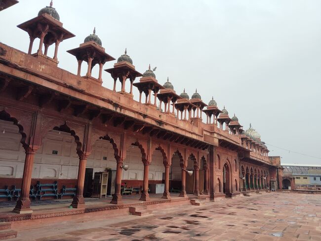 赤砂岩で造られた壮大なモスク。