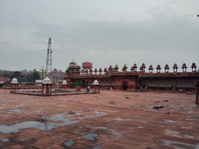 アーグラ・フォート駅の近くキナリ・バザール地区の中心に位置。