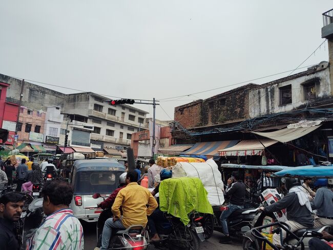 モスク周辺は渋滞。