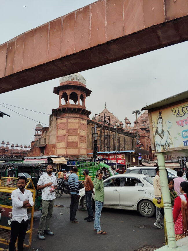 クラクション、人、うし、カオスな街。