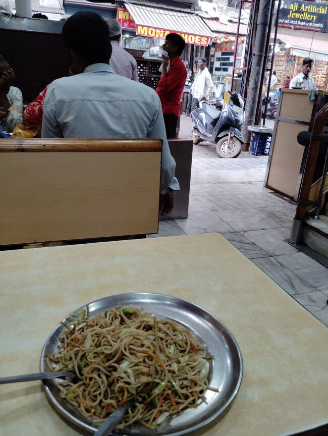 なんとなく、ランチ。ハーフでこの量、焼きそば。