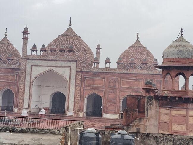 先程のモスク。