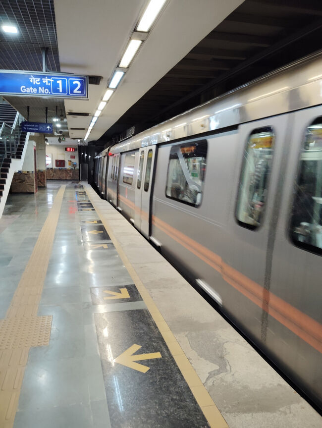 ガラガラのアグラと違って混んでたメトロ。2つ目で降車。