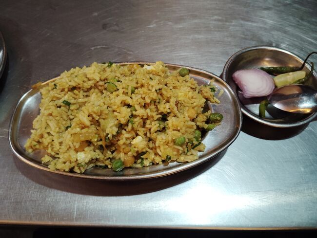 ハーフでこの量、カレーピラフ、無難な選択で合格。80ルピー150円ぐらい。