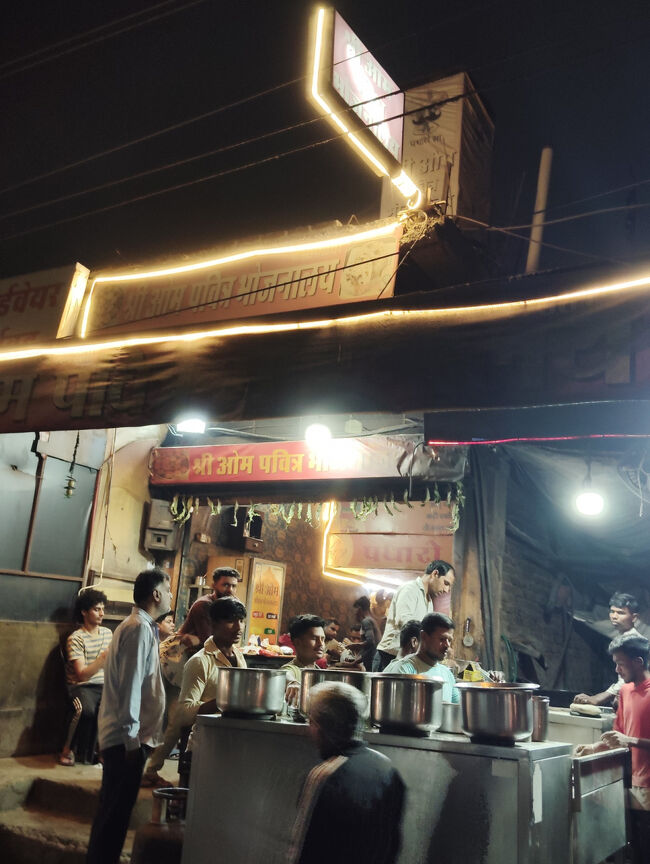 宿に着く前に道を聞いて、親切だったので5分ほど来た道をもどり、ここで夕食。繁盛していた。