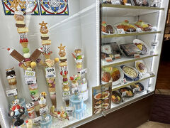 【=Cafe オリンピックsince 1963=】

おおっ...やっぱりショーケースは「パフェ」がメイン...すげぇ...見本を見ているだけでも胸焼けが...