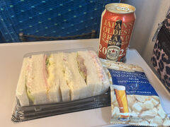 東京から「ぷらっとこだま」で名古屋へ。
お昼に名古屋に着ければいいのでそんなに急ぎません。

朝ごはんなので、がっつり駅弁ではなく軽くサンドイッチで。