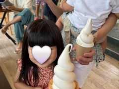 カートを返却した後は、みんなでアイス。ファームカフェ「ファームデザインズ」にあるトマムソフトクリームです。店内も座席があって込み合ってました。