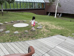 この日は１日のんびりDAY。「散歩道」を歩いてみることにしました。ここはメインロビー横のスペース。椅子も置いてあって、すぐ横にはウェルカムドリンクが置いてあるラウンジもあってのんびりできる。夜になるとここで焚き火をしていました。